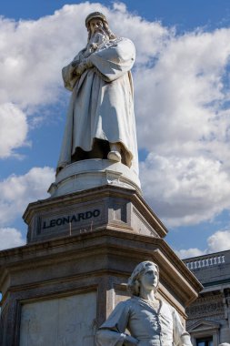 Milan, İtalya - 28 Eylül 2018: Leonardo da Vinci Anıtı, Scala Meydanı 'nda (Piazza della Scala) bulunmaktadır. Üste öğrencilerinin figürleri var..
