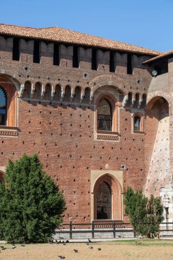 Milan, İtalya - 28 Eylül 2018: 15. yüzyıl Sforza Kalesi (Castello Sforzesco), kırmızı tuğla cephe
