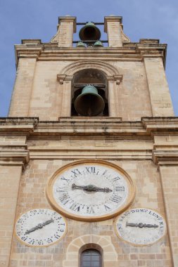 Malta, Valetta - 20 Ekim 2015: Saint John 's Co-Katedrali' nin çan kulesi, Katolik Kilisesi, 16. yüzyılda inşa edildi