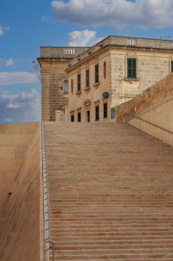 Malta, Valletta - 20 Ekim 2015: Ortaçağ Valletta tahkimatları, büyük kaleler ve taş savunma duvarları