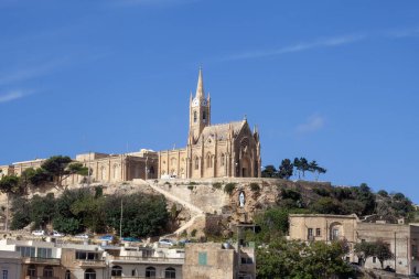 Malta, Gozo Adası, Mgarr - 22 Ekim 2015: Lourdes Leydisi Kilisesi 'nin deniz manzarası