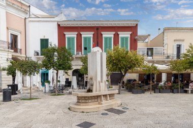 Monopoli, İtalya, Apulia - 21 Mayıs 2024: Giuseppe Garibaldi Meydanı (Piazza Giuseppe Garibaldi) ikonik çeşmeli