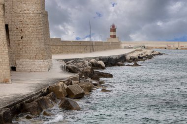 Monopoli, İtalya, Apulia - 21 Mayıs 2024: Adriyatik Denizi 'ndeki Ortaçağ Charles Şatosu (Castello Carlo V). Margherita İskelesi 'nin sonundaki Kırmızı Deniz Feneri (Faro Rosso) Manzarası