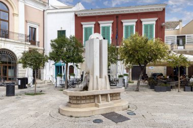 Monopoli, İtalya, Apulia - 21 Mayıs 2024: Giuseppe Garibaldi Meydanı (Piazza Giuseppe Garibaldi) ikonik çeşmeli
