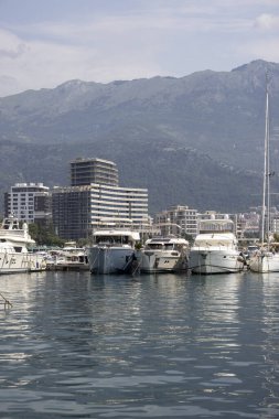 Budva, Karadağ - 28 Haziran 2023: Budva Limanı manzarası, Adriyatik Denizi üzerinde demirli gemiler, arka planda modern oteller