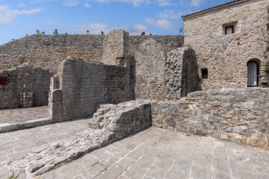 Budva, Karadağ - 28 Haziran 2023: St. Mary 'nin ortaçağ kalesi, aynı zamanda Hisar olarak da bilinir. Eski kasabayı çevreleyen savunma taşından şehir duvarlarının bir parçası.