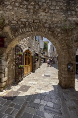 Budva, Karadağ - 28 Haziran 2023: Ana Kapılı Eski Şehir Duvarları, pitoresk sokaklarıyla kente giriyor