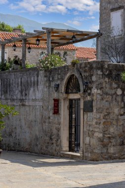 Budva, Karadağ - 28 Haziran 2023: Eski Şehir 'deki Arkeoloji Müzesine Giriş (Budva Müzesi)