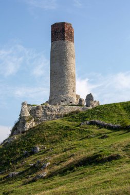 Olsztyn, Silezya, Polonya - 16 Eylül 2020: Polonya Jurassic Highland 'daki Ortaçağ Gotik Kalesi kalıntıları