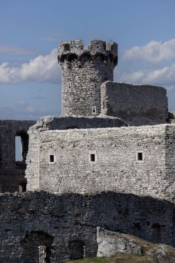 Ogrodzieniec; Podzamcze, Polonya - 31 Ağustos 2017: 14. yüzyıl ortaçağ kalesi kalıntıları; Ogrodzieniec Kalesi; Kartal Yuvalarının Yolu