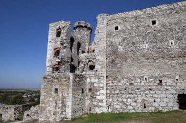 Ogrodzieniec; Podzamcze, Polonya - 31 Ağustos 2017: 14. yüzyıl ortaçağ kalesi kalıntıları; Ogrodzieniec Kalesi; Kartal Yuvalarının Yolu