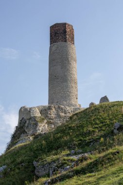 Olsztyn, Silezya, Polonya - 16 Eylül 2020: Polonya Jurassic Highland 'daki Ortaçağ Gotik Kalesi kalıntıları