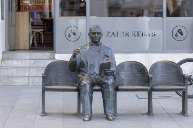 Lodz, Polonya - 4 Mayıs 2023: Jaracz 'ın koltuğu, Polonyalı tiyatro yönetmeninin Piotrkowska Caddesi' ndeki heykeli