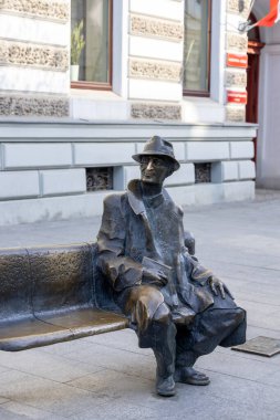 Lodz, Polonya - 4 Mayıs 2023: Tuwim bank, Yahudi kökenli Polonyalı şairin heykeli, Piotrkowska Caddesi 'nde yer almaktadır.