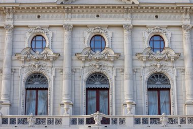 Lodz, Polonya - 4 Mayıs 2023: Lodz Şehir Müzesi, Lodz fabrika sahibi Izrael Poznanski 'nin eski sarayının en etkileyici binalarından birinde yer almaktadır.