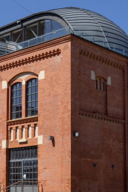 Lodz, Polonya - 4 Mayıs 2023: EC1 Lodz, Kültür Şehri, iş, bilim, ticaret ve kültür merkezi. Yeni Merkez Lodz Fabryczna Tren İstasyonu 'nun yanında.