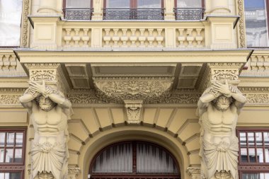 Lodz, Polonya - 4 Mayıs 2023: Herman Konstadt 'ın Piotrkowska caddesindeki kiralık evi. Atlas heykeli ile dekoratif cephe