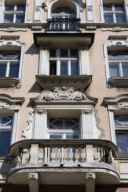 Lodz, Polonya - 4 Mayıs 2023: Piotrkowska caddesinde yer alan Robert Schweikert 'in 19. yüzyıl kiralık evinin dekoratif cephesi