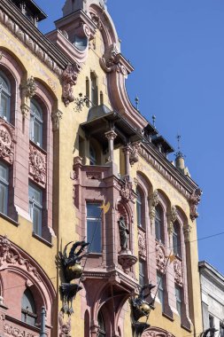 Lodz, Polonya - 4 Mayıs 2023: Piotrkowska caddesi, ünlü tarikat yeri, şehrin ana caddesi, zengin 19. yüzyıl üreticilerinin dekoratif ön cephesi. Gutenberg Altındaki Ev