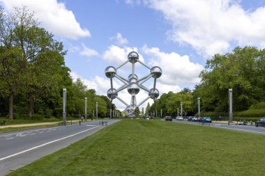 Brüksel, Belçika - 16 Mayıs 2023: Muazzam demir kristal modeli. Brüksel 'deki Dünya Sergisi vesilesiyle inşa edildi (EXPO-58)