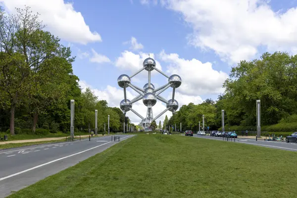 Brüksel, Belçika - 16 Mayıs 2023: Muazzam demir kristal modeli. Brüksel 'deki Dünya Sergisi vesilesiyle inşa edildi (EXPO-58)