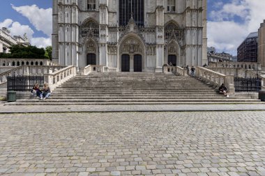 Brüksel, Belçika - 17 Mayıs 2023: St. Michael ve St. Gudula Ortaçağ Katedrali cephesi, Roma katolik kilisesi şehir merkezinde yer almaktadır