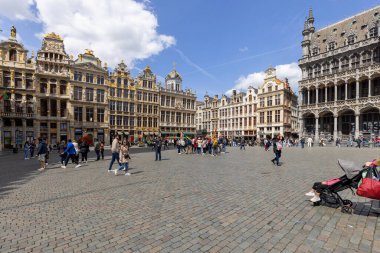 Brüksel, Belçika - 17 Mayıs 2023: Grand Place 'de turist, şehrin ana pazarı. Eski Brüksel loncalarının barok konutlarıyla çevrili.