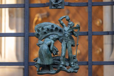 Prag, Çek Cumhuriyeti - 3 Eylül 2024: Hradcany 'de bulunan ortaçağ St. Vitus Katedrali' nin Altın Kapısı 'nın metal çitlerinde dekoratif heykeller