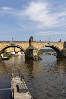 Prag, Çek Cumhuriyeti - 3 Eylül 2024: Vltava nehri üzerindeki Ortaçağ Charles Köprüsü (Karluv Most). Barok heykeli üstte.