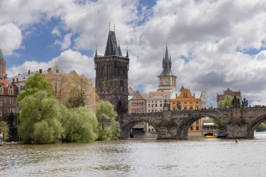 Prag; Çek Cumhuriyeti - 2 Mayıs 2017: Eski Şehir Köprüsü ve Eski Şehir Su Kulesi manzaralı Vltava Nehri üzerindeki Ortaçağ Charles Köprüsü (Karluv Most)