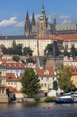 Prag, Çek Cumhuriyeti - 3 Eylül 2024: Vltava nehri üzerindeki St. Vitus Katedrali ve Prag Şatosu ile Hradcany manzarası