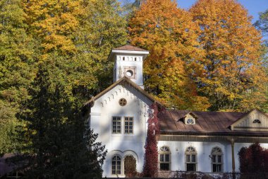 Szczawnica, Pienin Dağları, Polonya - 10 Ekim 2024, 19. yüzyıl villası, ünlü sağlık merkezinin merkezindeki Dietla Meydanı