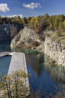 Lagoon Zakrzowek 'in güzel manzarası, şehir merkezinde yapay su deposu, yüzen havuzların etrafında ahşap jettiler, Krakow, Polonya. Su kütlesi 1992 'de eski kireçtaşı ocağını sel bastıktan sonra oluşturuldu.