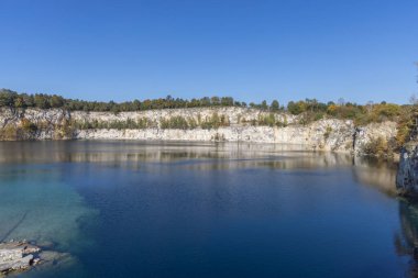 Lagün Zakrzowek 'in güzel manzarası, şehir merkezindeki yapay su deposu, Krakow, Polonya. 1992 'de eski bir kireçtaşı ocağını sel bastıktan sonra yaratıldı.