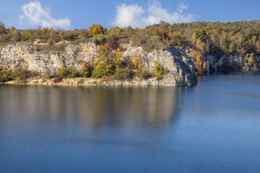 Lagün Zakrzowek 'in güzel manzarası, şehir merkezindeki yapay su deposu, Krakow, Polonya. 1992 'de eski bir kireçtaşı ocağını sel bastıktan sonra yaratıldı.