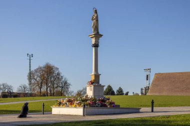 Czestochowa, Polonya - 18 Ekim 2024: Siyahlı yaşlı kadın Meryem Anıtı önünde diz çöküp dua ediyor, Jasna Gora Manastırı, ünlü hac merkezi.