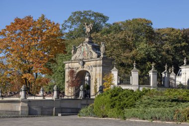 Czestochowa, Polonya - 18 Ekim 2024: 14. yüzyıl barok Jasna Gora Manastırı (Işık Dağı), ünlü hac merkezi. Lubomirski Kapısı, Kraliçemizin mozaiği ve Başmelek Aziz Mikail 'in heykeli.