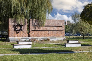 Czestochowa, Polonya - 18 Ekim 2024: Çestokova Yahudileri Anıtı, Treblinka ölüm kampında öldürülen 40.000 Yahudi 'yi anmaktadır. Davut 'un yıldızı demiryolu raylarından yapılmış, kırmızı tuğla duvarda çatlak