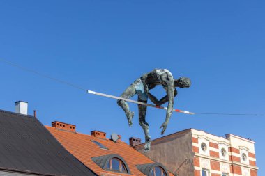 Czestochowa, Polonya - 18 Ekim 2024: Eski Pazar Meydanı üzerinde dengelenen 