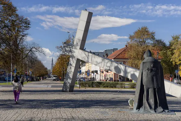 Czestochowa, Polonya - 18 Ekim 2024: Kutsal Babamız 2. John Paul Anıtı, Kutsal Bakire Meryem Bulvarı 'ndan Jasna Gora' ya yürüyen Hacı Papa