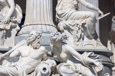 Viyana, Avusturya - 26 Nisan 2024: Ringstrasse Bulvarı 'ndaki Avusturya Parlamento Binası önündeki Pallas Athena Fountain' in detayları. 19. yüzyılda Yunan Uyanış stilinde inşa edilmiş.