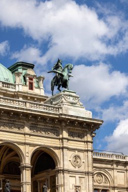 Viyana, Avusturya - 26 Nisan 2024: Viyana Devlet Operası, Viyana Çevre Yolu üzerindeki neo-rönesans binası