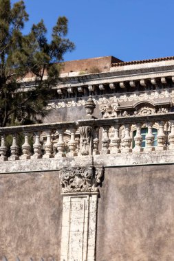 Catania, Sicilya, İtalya - 26 Nisan 2023: Şimdilerde Catania Üniversitesi olan San Nicolo l 'Arena' daki ortaçağ Benedikt Manastırı 'nı çevreleyen dekoratif duvar ayrıntıları