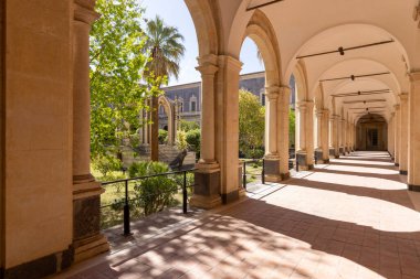 Catania, Sicilya, İtalya - 26 Nisan 2023: Neo-Gotik ve Arap-Mağribi tarzında Kafeinli San Nicolo l 'Arena Benediktin Manastırı Avlusu