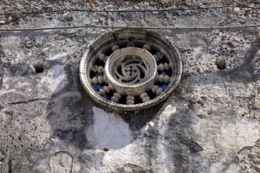 Taormina, Sicilya, İtalya - 28 Nisan 2023: Corso Umberto I caddesinde bulunan eski ortaçağ Madonna Del Piliere Kilisesi 'nin (Chiesa Della Madonna Del Piliere) dekoratif gül penceresi