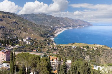 Taormina, Sicilya, İtalya - 28 Nisan 2023: Mazzeo 'daki İyon Denizi kıyısındaki antik Taormina Tiyatrosu' nun (Teatro antico di Taormina) terasından resim gibi hava manzarası