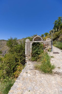 Saracens Kapısı (Porta dei Saraceni) Taormina ve Castelmola arasında, Sicilya 'nın Monte Tauro yamacı boyunca (Sentiero dei Saraceni) yol üzerindedir.