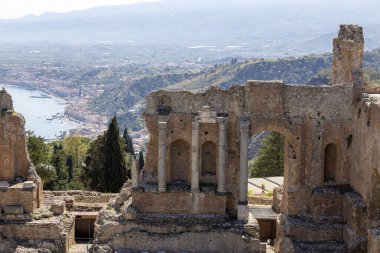 Taormina, Sicilya, İtalya - 28 Nisan 2023: Eski Taormina Tiyatrosu (Teatro antico di Taormina), Helenistik çağda inşa edilmiş antik Yunan tiyatrosunun kalıntıları.