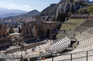 Taormina, Sicilya, İtalya - 28 Nisan 2023: Eski Taormina Tiyatrosu (Teatro antico di Taormina), Helenistik çağda inşa edilmiş antik Yunan tiyatrosunun kalıntıları.