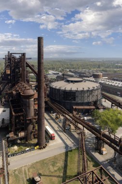 Ostrava, Çek Cumhuriyeti - 2 Eylül 2024: Düşük Vitkovice (Dolni oblast Vitkovice), 19. yüzyıl demir fabrikasının sanayi sonrası kalıntıları